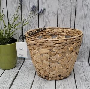 NWT Woven Water Hyacinth Natural Basket